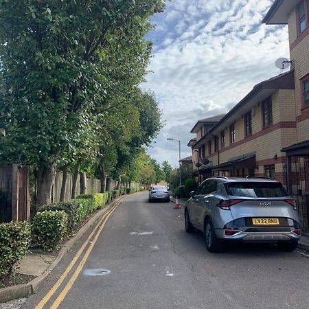 Large, Spacious 3 Bedroom Sleeps 6, Apartment For Contractors And Holidays In Lewisham, Greater London - 1 Free Parking Space & Free Wifi Londres Exterior foto