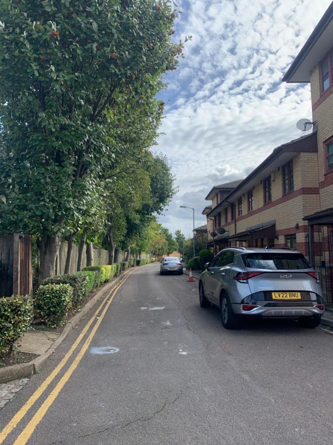 Large, Spacious 3 Bedroom Sleeps 6, Apartment For Contractors And Holidays In Lewisham, Greater London - 1 Free Parking Space & Free Wifi Londres Exterior foto