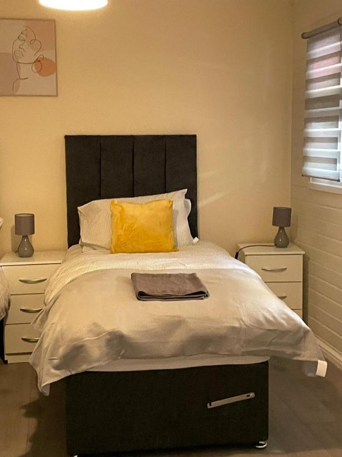 Large, Spacious 3 Bedroom Sleeps 6, Apartment For Contractors And Holidays In Lewisham, Greater London - 1 Free Parking Space & Free Wifi Londres Exterior foto